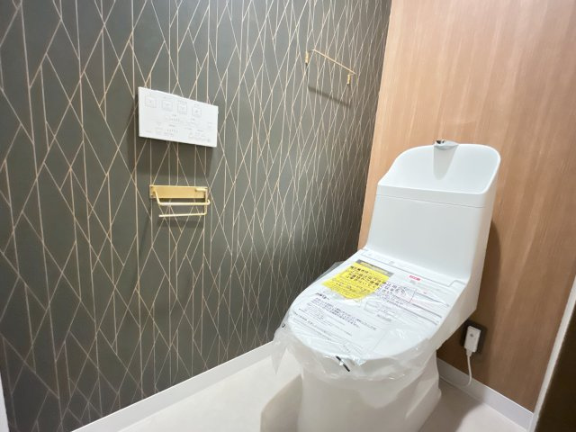 アーバンスカイハイツ石山寺　天然木フルリノベーションのトイレ