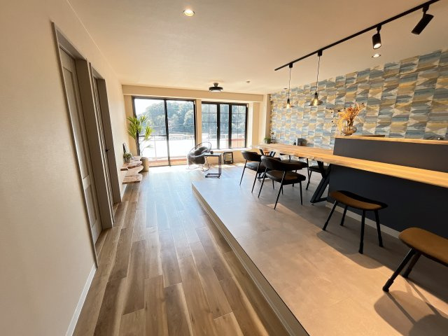 アーバンスカイハイツ石山寺　天然木フルリノベーションの居間・リビング