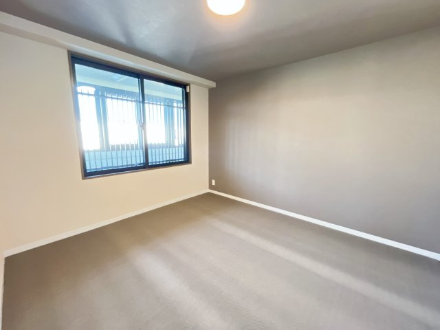 アーバンスカイハイツ石山寺　天然木フルリノベーションの洋室