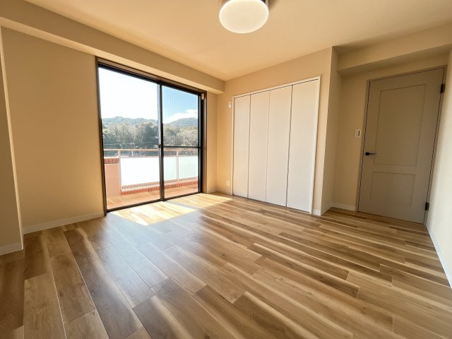 アーバンスカイハイツ石山寺　天然木フルリノベーションの洋室