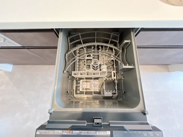 アーバンスカイハイツ石山寺　天然木フルリノベーションのキッチン|食洗器付きです♪