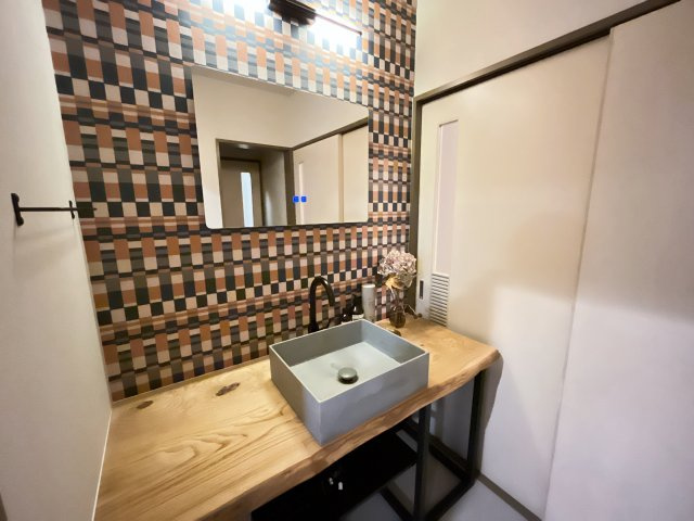 アーバンスカイハイツ石山寺　天然木フルリノベーションの洗面所|天然木"栗”のオリジナル洗面カウンター♪