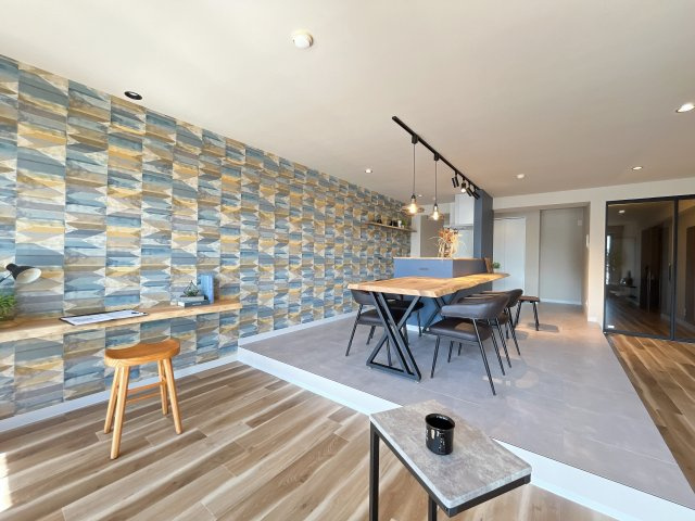 アーバンスカイハイツ石山寺　天然木フルリノベーションの居間・リビング|天然木"楠”ダイニング+カウンター一体型テーブル