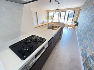 【キッチン】 | アーバンスカイハイツ石山寺　天然木フルリノベーション | 広々キッチン☆３口コンロで料理もはかどります♪