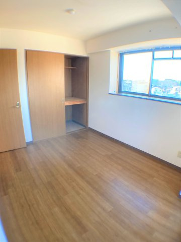 東浦カルチャービルの洋室