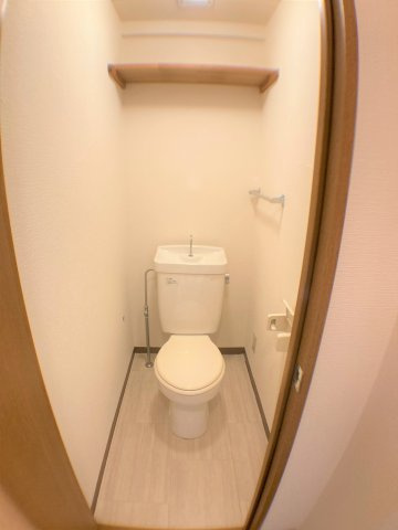 東浦カルチャービルのトイレ|別部屋同一間取りのお写真となります。