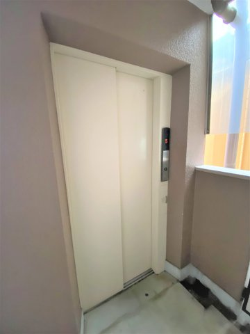 東浦カルチャービルの玄関