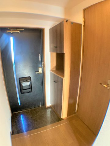 東浦カルチャービルの玄関|別部屋同一間取りのお写真となります。