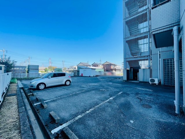 【商談中】中古マンション　サンパーク岐阜西　平成5年築の駐車場|裏側にも平面駐車場があります。
