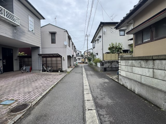 東区山木戸二丁目　売地の前面道路含む現地写真