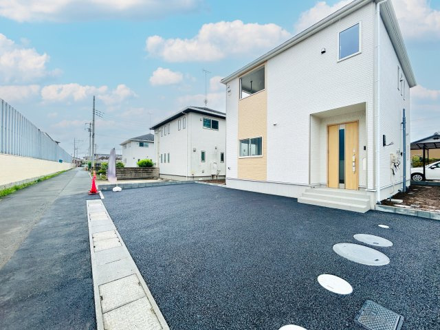 太田市新野町の前面道路含む現地写真|駐車スペースを確保しながら、お庭のスペースも◎BBQや家庭菜園なども楽しめます♪