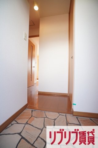 ロイヤルクレッセント西登戸　弐番館の玄関