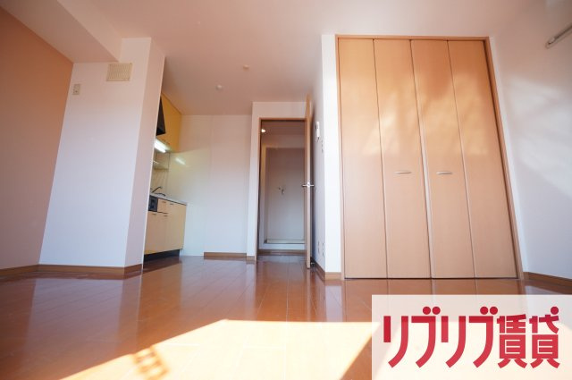 ロイヤルクレッセント西登戸　弐番館の居間・リビング