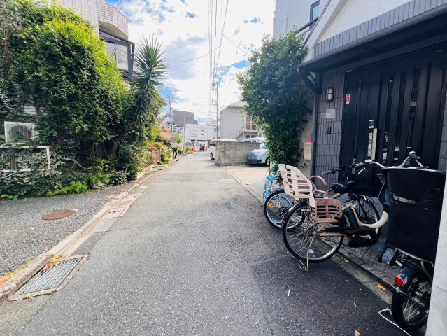 新宿区北新宿３丁目戸建の前面道路含む現地写真