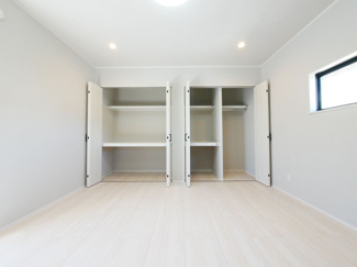 【収納】 | 甲府市池田1丁目 建物一新 閑静な住宅街 バス停徒歩4分 | 2階広々洋室のたっぷり収納　