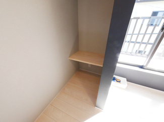 【玄関】 | 甲府市池田1丁目 建物一新 閑静な住宅街 バス停徒歩4分 | 2階洋室　トイレ前カウンター