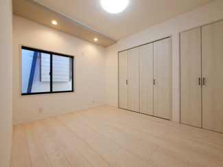 【洋室】 | 甲府市池田1丁目 建物一新 閑静な住宅街 バス停徒歩4分 | 1階北側洋室　二か所の収納