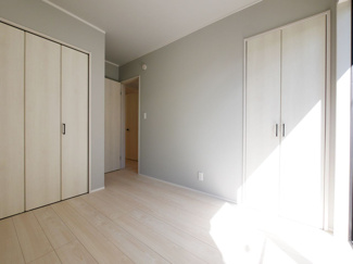 【収納】 | 甲府市池田1丁目 建物一新 閑静な住宅街 バス停徒歩4分 | 1階南側洋室　二か所の収納