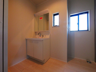 【独立洗面台】 | 甲府市池田1丁目 建物一新 閑静な住宅街 バス停徒歩4分 | 三面鏡仕様の洗面台も新品交換済み