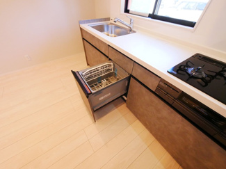 【キッチン】 | 甲府市池田1丁目 建物一新 閑静な住宅街 バス停徒歩4分 | 大容量の食器洗い乾燥機付き