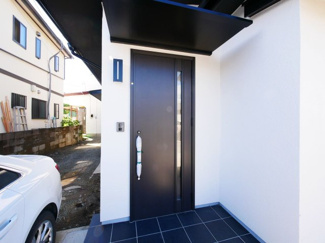 【玄関】 | 甲府市池田1丁目 建物一新 閑静な住宅街 バス停徒歩4分 | 新品交換済みと玄関ドア