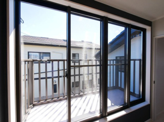 【内装】 | 甲府市池田1丁目 建物一新 閑静な住宅街 バス停徒歩4分 | 2階広々洋室　サッシは全てペアガラスサッシへ新品交換済み