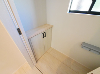 【その他】 | 甲府市池田1丁目 建物一新 閑静な住宅街 バス停徒歩4分 | 1階トイレのカウンター収納