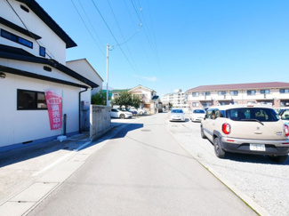 【周辺】 | 甲府市池田1丁目 建物一新 閑静な住宅街 バス停徒歩4分 | 前面道路　交通量の少ない道路です。