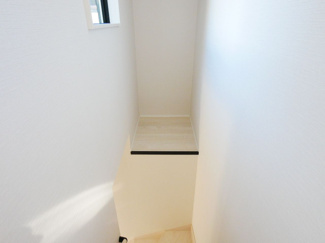 【収納】 | 甲府市池田1丁目 建物一新 閑静な住宅街 バス停徒歩4分 | 階段途中に収納スペースあり