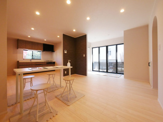 【居間・リビング】 | 甲府市池田1丁目 建物一新 閑静な住宅街 バス停徒歩4分 | リフォームで広々とした開放的なリビング空間に生まれ変わりました。ダウンライトですっきりとしています。