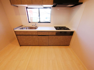 【キッチン】 | 甲府市池田1丁目 建物一新 閑静な住宅街 バス停徒歩4分 | 窓付き・人造大理石トップのキッチン