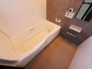 【浴室】 | 甲府市池田1丁目 建物一新 閑静な住宅街 バス停徒歩4分 | 1坪サイズのバスルームも新品交換済み