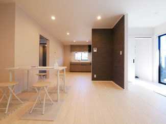 【居間・リビング】 | 甲府市池田1丁目 建物一新 閑静な住宅街 バス停徒歩4分 | アクセントクロスでとてもお洒落な空間です。