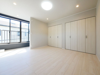 【洋室】 | 甲府市池田1丁目 建物一新 閑静な住宅街 バス停徒歩4分 | 2階広々洋室　バルコニーへのアクセスが可能