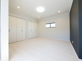 【洋室】 | 甲府市池田1丁目 建物一新 閑静な住宅街 バス停徒歩4分 | 2階広々洋室　南向きでとても明るいお部屋です。