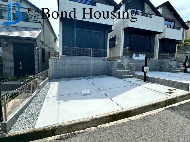 「LDK18.6帖」「車並列2台可」南多聞台 全3棟 3号棟の駐車場