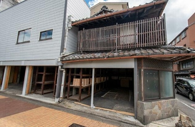 東本願寺東側　テナントの外観