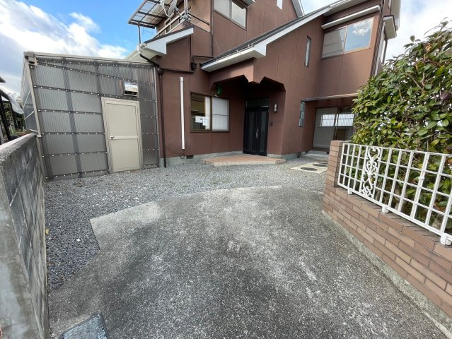 伊予市宮下中古戸建の庭|お子様の遊び場・ガーデニング・駐車スペースが必要な方は是非一度現地をご確認下さい！