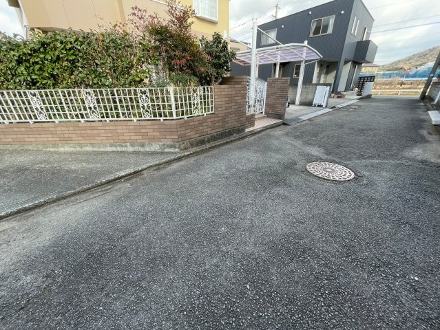 伊予市宮下中古戸建の前面道路含む現地写真|多様化する住まいのお悩みを当社へお気軽にご相談下さい