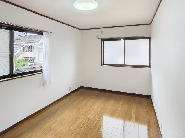 飯田2丁目3‐5貸家の洋室