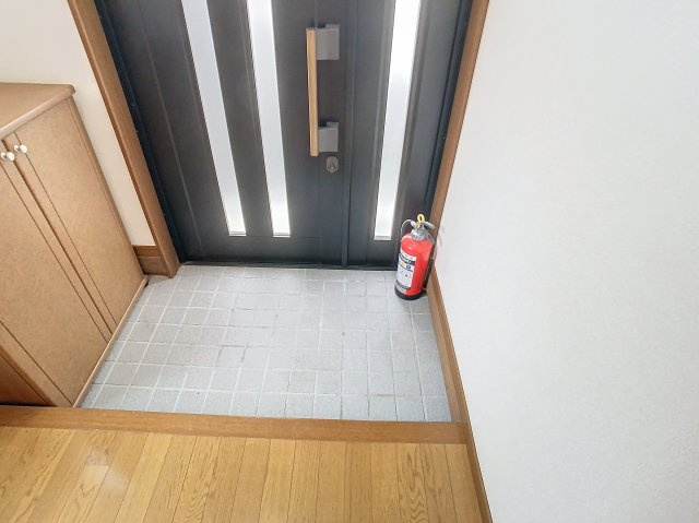 飯田2丁目3‐5貸家の玄関