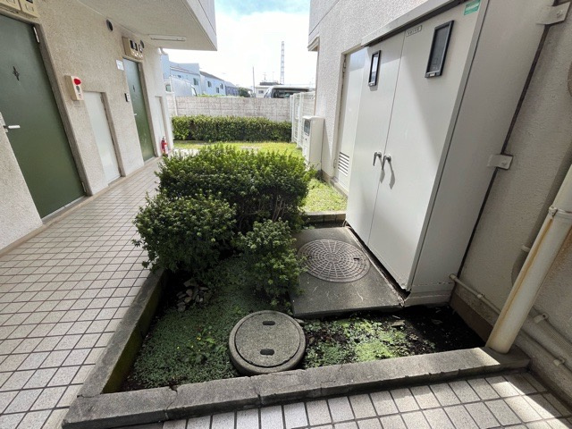 【庭】 | キャトルセゾン淵野辺 | 物件によっては、入居者が個人的に使用できる専用庭がついているものもあります。また、住宅の中にある土間の部分を庭と呼ぶこともあります。庭の用途は住む人によって変わり、それによってデザインもさまざまです。