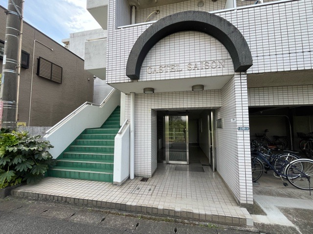 【エントランス】 | キャトルセゾン淵野辺 | マンションのエントランスには、もともと風よけや防犯の役割がありますが、マンションによって宅配ボックスなどの設備が備わっている所もあります。日々の生活をイメージしながら生活しやすさをチェックしましょう。