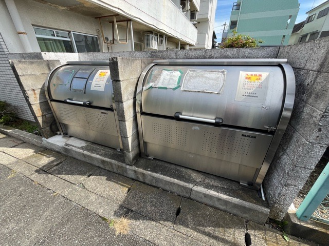【設備】 | キャトルセゾン淵野辺 | 共有部分は、住民なら誰もが使える設備のこと。例えば駐車場やエレベーター、インターネット設備、セキュリティ設備などがあります。他にも、マンションの廊下・外部階段やエントランス・ゴミ置き場などがあります。