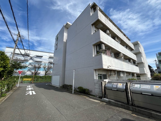 【外観】 | キャトルセゾン淵野辺 | 隣家の土地はどうなっているのか、生活利便施設が近くにあるのか、学校まで近いかなど、お客様のライフスタイルにあわせたイメージが重要です。また、近くにあると困る施設が近くにないかも確認するといいでしょう。