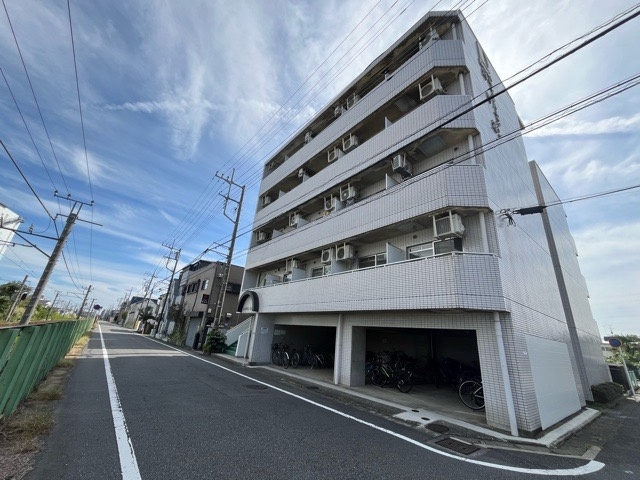 【外観】 | キャトルセゾン淵野辺 | 外観はマンション管理がされているかの目安になります。築年数が古いと、壁面は劣化してひび割れが生じることも！建物が古びていても細かいところが修繕されていると、きちんと管理されているなぁと感じるでしょう。