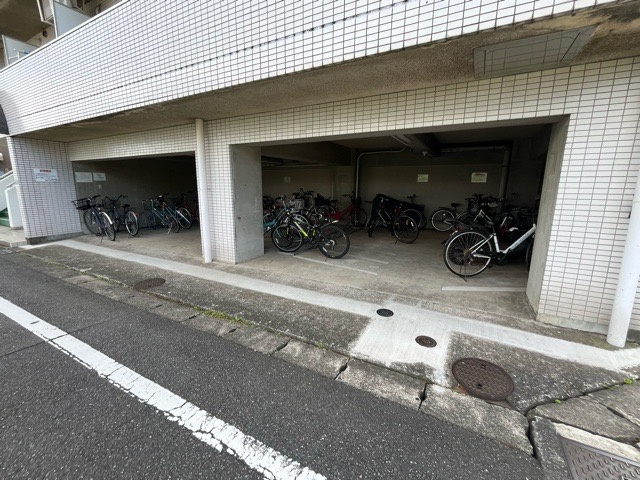 【駐輪場】 | キャトルセゾン淵野辺 | マンションの駐輪場は、事前に空きがあるか確認を取ると安心です。せっかく入居したのに駐輪スペースがない！なんてことになったら大変ですよね。そこで、内見時や購入前にはまず事前に確認しておくと良いでしょう。