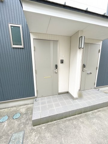 利回り7.71%　稼働率93％　木造アパート2棟（A棟・B棟）の玄関