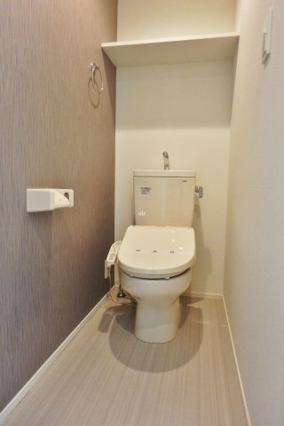 ハーモニーテラス方南町westのトイレ|清潔感のあるトイレです　※反転タイプ