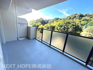 【バルコニー】 | ラヴェニール宝塚中山台ドゥジェーム【６階】 | 南西向きワイドバルコニーです！たくさんのお洗濯物も一度で干せそうです！！